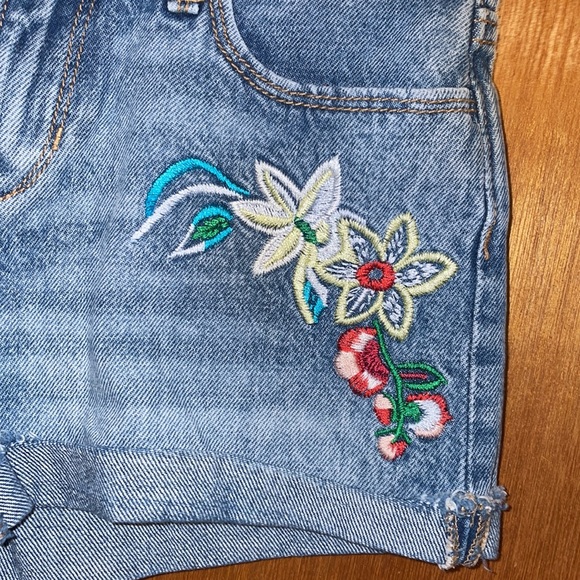 •OLD NAVY•LITTLE GIRLS' MULTI COLORED FLORAL EMBROIDERED DEMIN SHORTS SIZE 12 - Picture 5 of 8